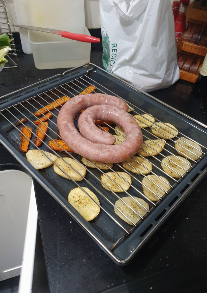 Una foto de Butifarra al horno con patatas y zanahoria