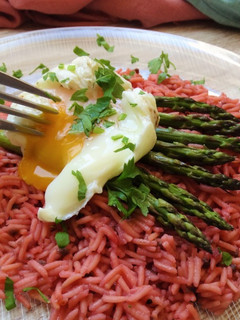Una foto de Arroz de remolacha con espárragos trigueros y huevo poché