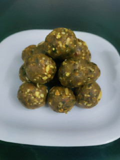 A picture of Paan dates ladoo.
