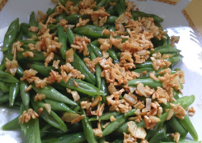 Langkah Mudah untuk Menyiapkan Oseng Buncis tabur crispy garlic, Menggugah Selera