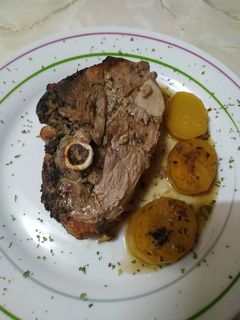 Una foto de Pierna de cordero asada con patatas