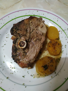 Una foto de Pierna de cordero asada con patatas