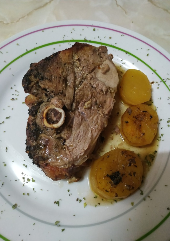 Una foto de Pierna de cordero asada con patatas