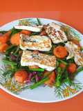 Salteado mediterráneo con queso halloumi