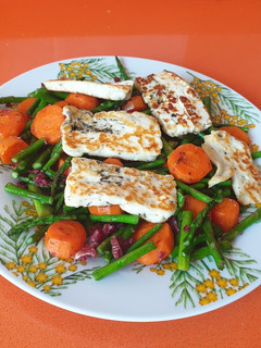 Una foto de Salteado mediterráneo con queso halloumi