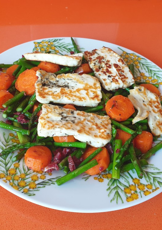 Una foto de Salteado mediterráneo con queso halloumi