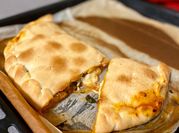 Una foto de calzone con queso