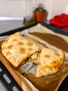 Una foto de Calzone relleno de atún, anchoas y mozzarella