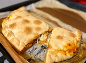 Foto principal de Calzone relleno de atún, anchoas y mozzarella