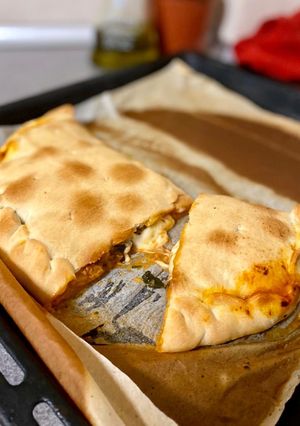 Foto principal de Calzone relleno de atún, anchoas y mozzarella