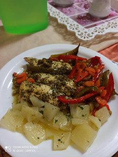 Una foto de Pollo al limón con ajo y perejil