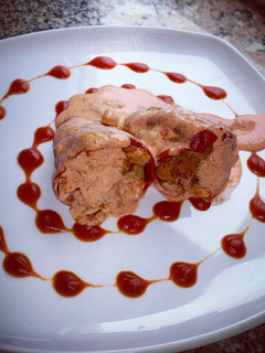 Una foto de Exquisitos pimientos de piquillo rellenos de atún y bocas de mar con salsa, Fácil y rápido de hacer