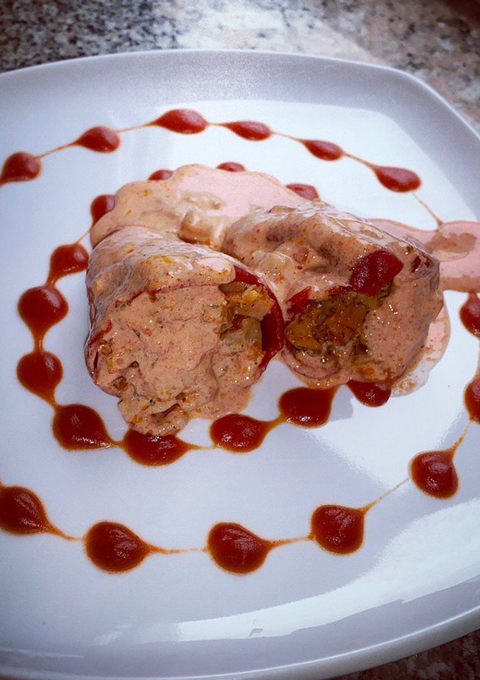 Una foto de Exquisitos pimientos de piquillo rellenos de atún y bocas de mar con salsa, Fácil y rápido de hacer