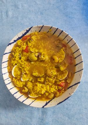 Una foto de Arroz marinero con almejas y gambas