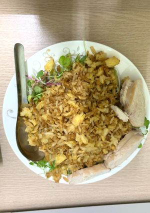 Hình của món Cơm rang, gà rán.
