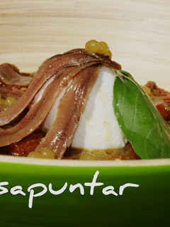 Una foto de Ensalada de pimientos, anchoas y burrata