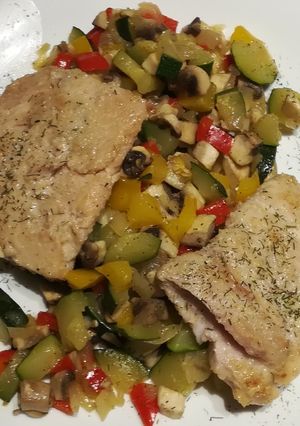 Lazacfilé párolt zöldségekkel recept fotója