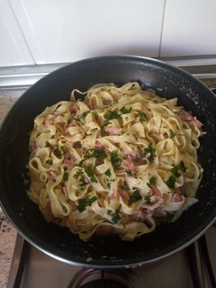 Foto principal de Fettuccine con bacon nata y queso fresco