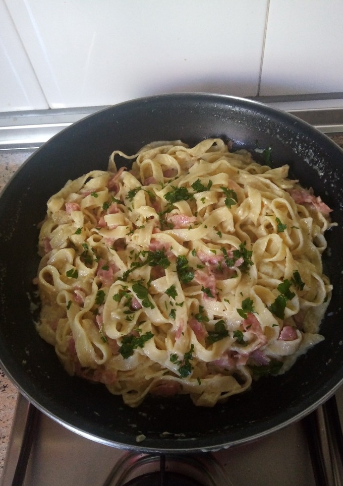 Una foto de Fettuccine con bacon nata y queso fresco
