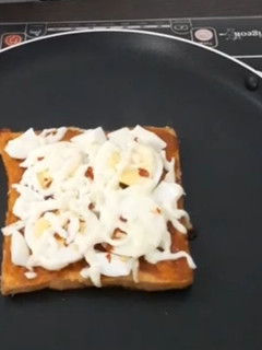 பிரெட் பீட்சா(Bread pizza recipe in tamil) செய்முறை முக்கிய புகைப்படம்