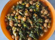 Una foto de garbanzos con acelgas y comino