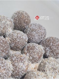 صورة لوصفة كرات البسكويت (بالسميد وجوز الهند) 🍬