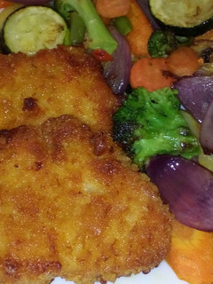 Sütőben sült rántott hús, vegyes, grillezett zöldségkörettel recept fotója
