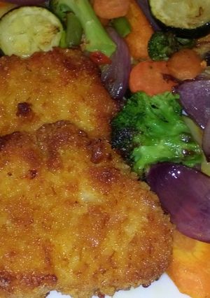 Sütőben sült rántott hús, vegyes, grillezett zöldségkörettel recept fotója
