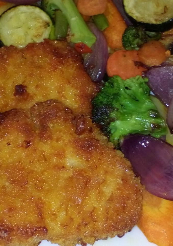 Sütőben sült rántott hús, vegyes, grillezett zöldségkörettel recept fotója