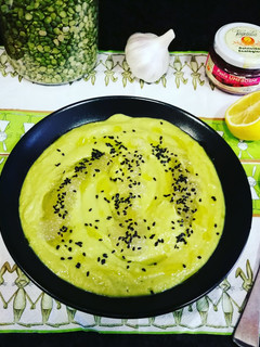 Una foto de Crema de guisantes secos y aguacate - veggie