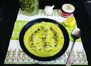 Foto principal de Crema de guisantes secos y aguacate - veggie