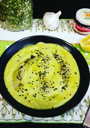 Una foto de Crema de guisantes secos y aguacate - veggie
