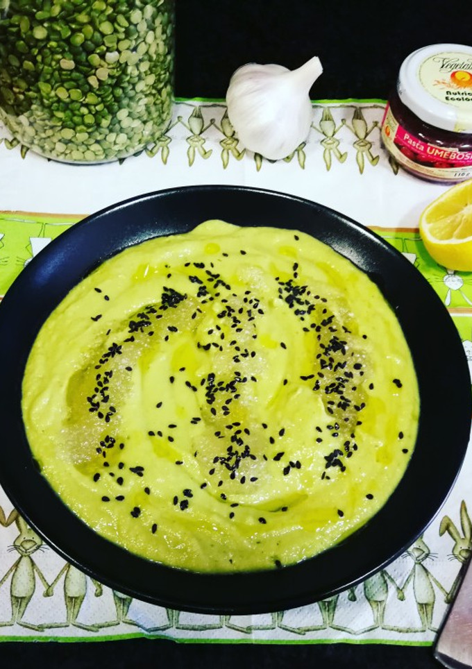 Una foto de Crema de guisantes secos y aguacate - veggie