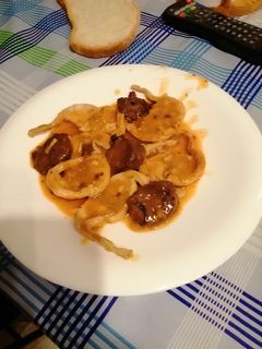 Una foto de Conejo en salsa y morcilla picante