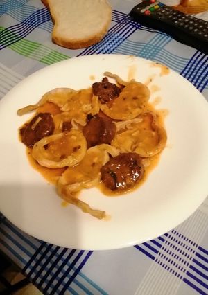 Una foto de Conejo en salsa y morcilla picante