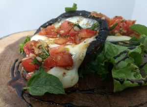 Una foto de Portobello caprese