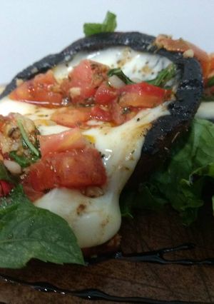 Una foto de Portobello caprese