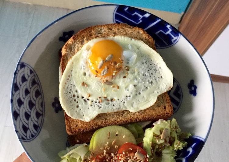 [Menu Diet] Roti Bakar Telur dengan Salad
