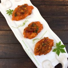 A picture of Spicy Schezwan Chicken Momos.