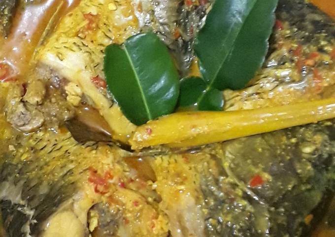 Resep Ikan mas bumbu kuning pedas yang Bikin Ngiler