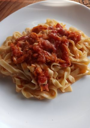 Una foto de Fideos con salsa rosa