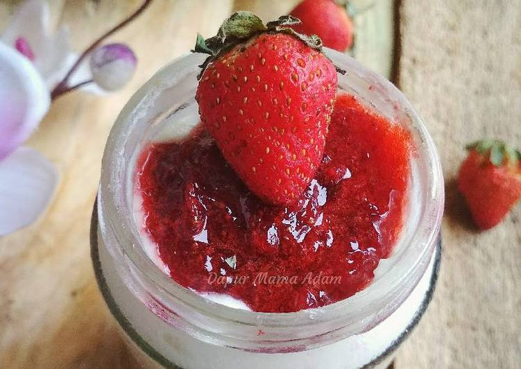 Strawberry Cheese Cake in a Jar