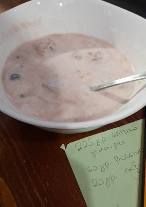 Φωτογραφία της συνταγής Γιαούρτι με γλυκό του κουταλιού βύσσινο και παξιμάδι