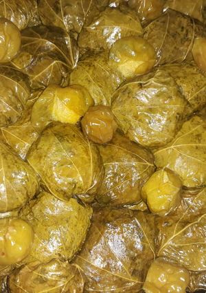 عکسی از دستور دلمه برگ‌مو با گوجه سبز و شهد سرکه و شکر