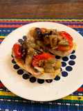Bruschettas de 🍆 🍅 🧄 y aceitunas negras