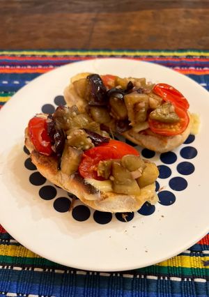 Una foto de Bruschettas de 🍆 🍅 🧄 y aceitunas negras