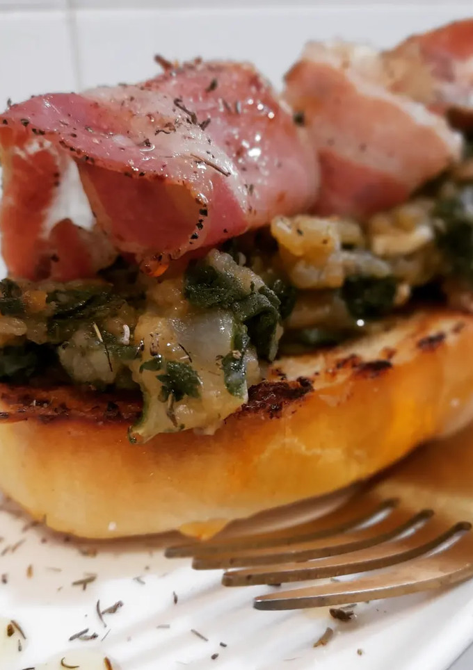 Una foto de Brioche de trinxat de acelgas con panceta curada