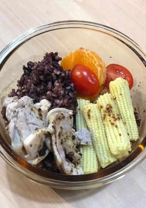 今日便當（全聯雞、玉米筍、水果沙拉） 的食譜成品照片