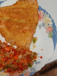 Una foto de Trucha rebozada con picadillo de verduras crudas