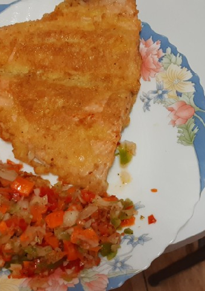 Una foto de Trucha rebozada con picadillo de verduras crudas